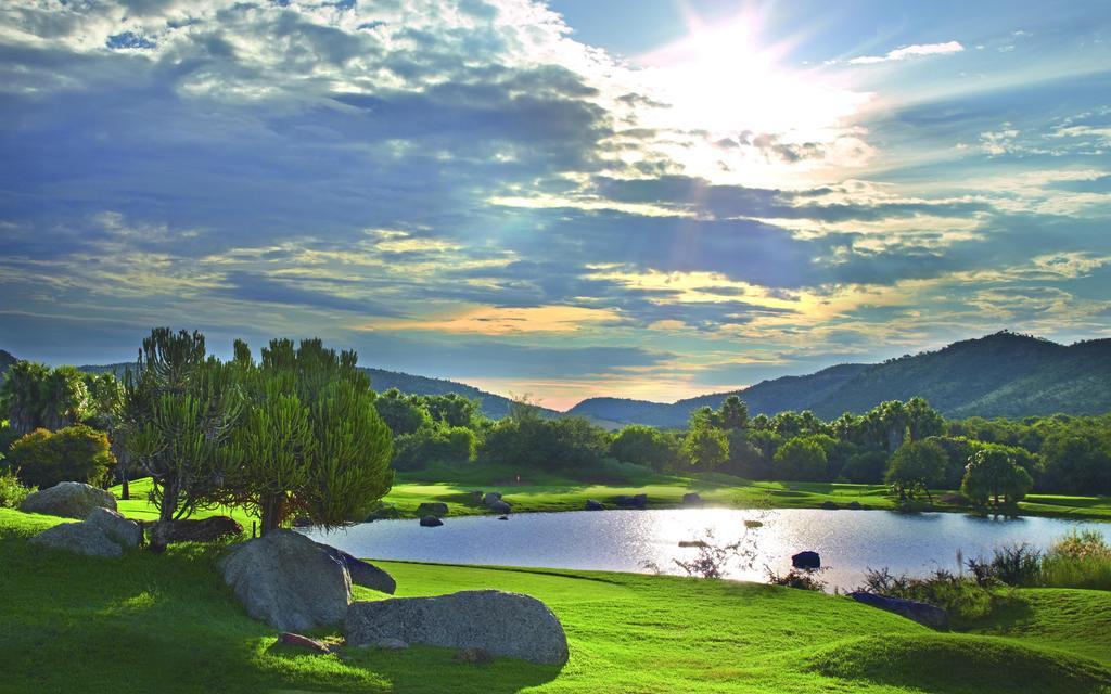 The Palace Of The Lost City At Sun City Resort Eksteriør billede The 18th hole at the Old Ranch Country Club