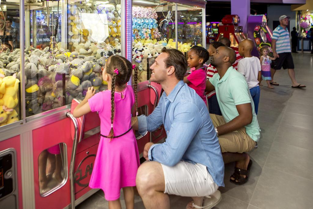 The Palace Of The Lost City At Sun City Resort Eksteriør billede People playing a crane game