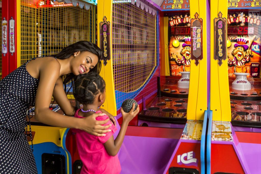 The Palace Of The Lost City At Sun City Resort Eksteriør billede A mother and daughter playing a game at the mall