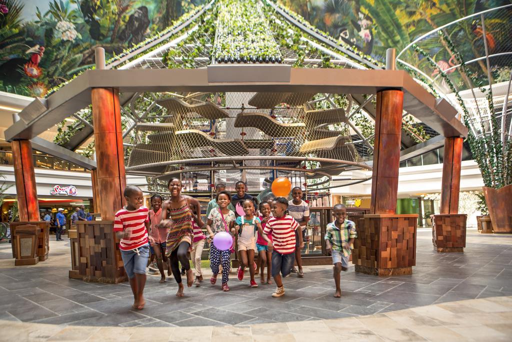 The Palace Of The Lost City At Sun City Resort Eksteriør billede The Village Market