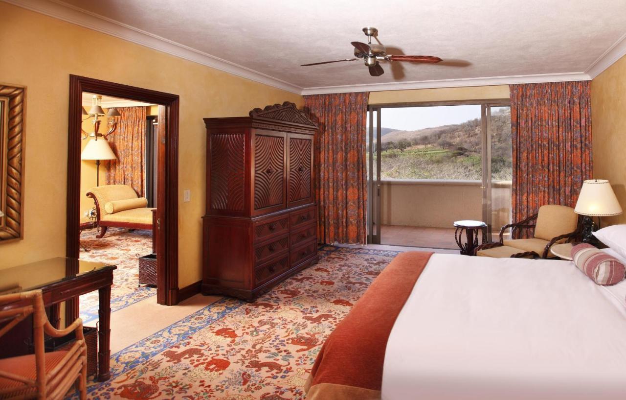 The Palace Of The Lost City At Sun City Resort Værelse billede A bedroom at the Four Seasons Hotel in the Namib Desert